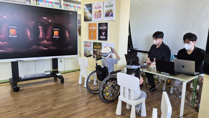3일 충남대병원 소아청소년암 환아들이 KETI의 '로봇-텔레프레즌스 플랫폼 기술'을 적용한 원격 체험 장비를 이용해 소마미술관 '그림책이 살아있다!' 전시를 실시간으로 관람하고 있다.