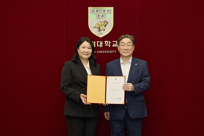 고려대 여자양궁부 김수녕 신임 감독, 고려대 김동원 총장(사진=고려대)