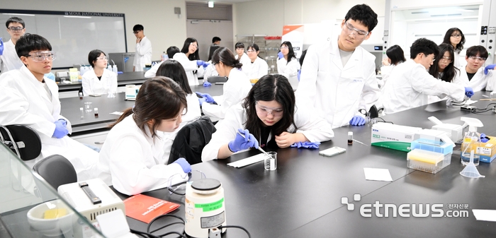 [포토] 루게릭병 치료 후보물질 합성 실험