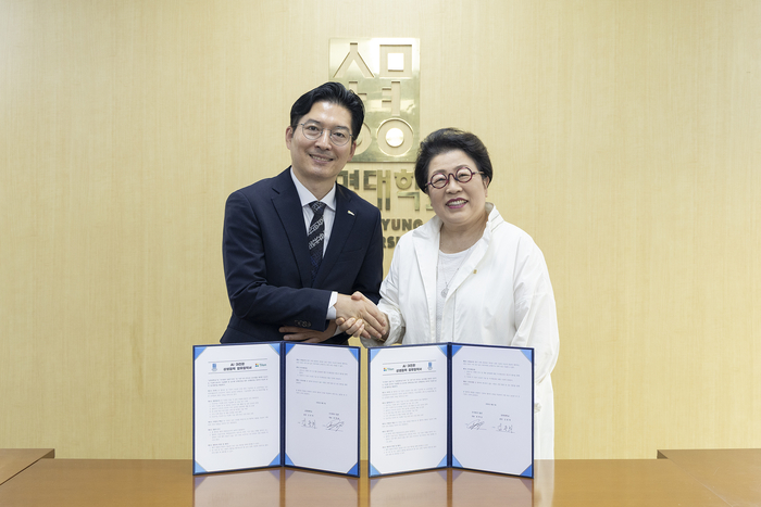 (사진) 협약식 사진. 왼쪽부터 최백준 틸론 대표, 김종희 상명대 총장. (사진=상명대)