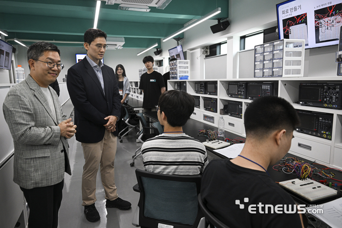 [포토] 전자회로 강의 참관하는 김대헌 호반그룹 사장