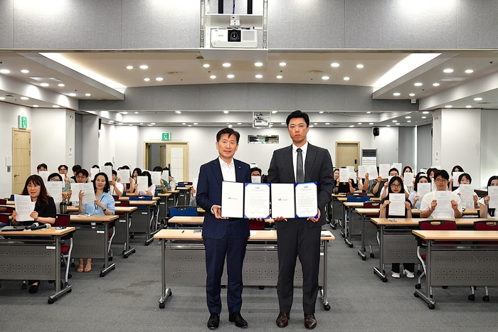 김현훈 한국사회복지협의회장(왼쪽)과 서진영 노동조합위원장을 비롯한 임직원들이 3일 대회의실에서 열린 '노사공동 윤리·인권 공동선언식'에서 윤리·인권 실천서약서를 들고 기념촬영을 하고 있다.