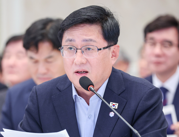 김성환 기후에너지환경부 장관이 4일 청와대 영빈관에서 열린 이재명 대통령 주재 부처 업무보고에서 보고하고 있다. 연합뉴스. [청와대통신사진기자단]