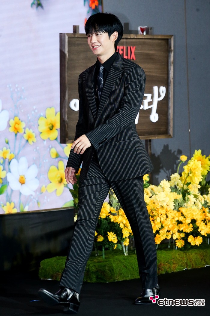 [ET포토] 정해인, '꽃길을 걸으며'