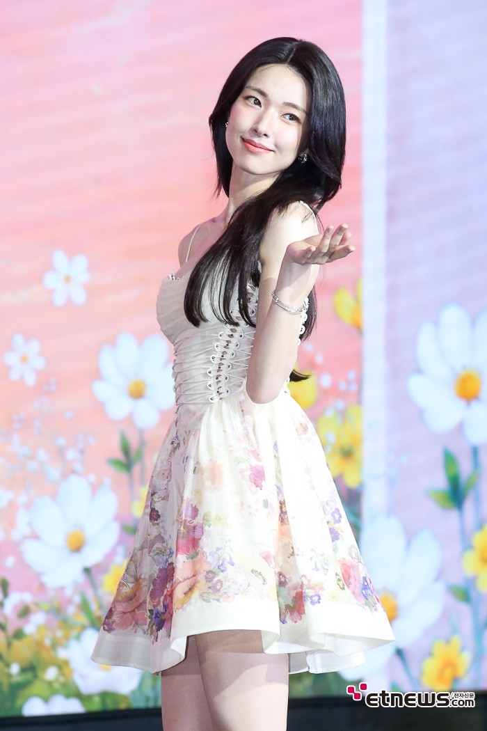 [ET포토] 하영, '공기로 퍼지는 핑크 향기'