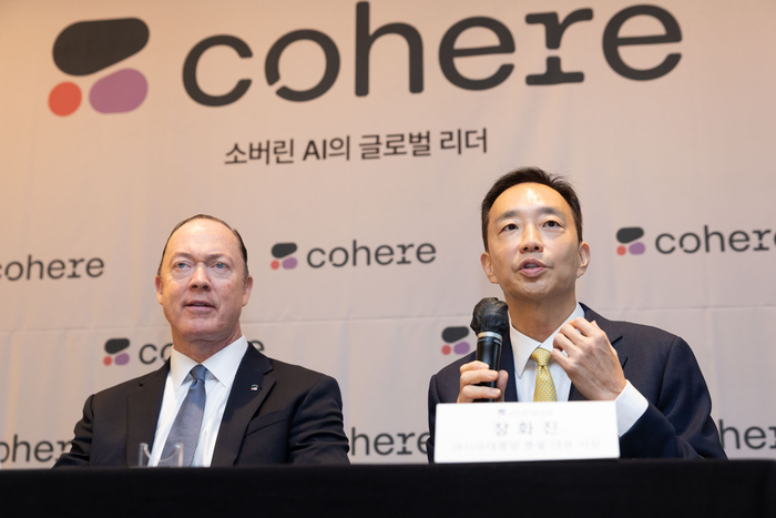 지난 8월 방한한 프랭크 오다우드 코히어 최고사업책임자(왼쪽)와 장화진 코히어 아시아태평양 총괄대표. 코히어 제공