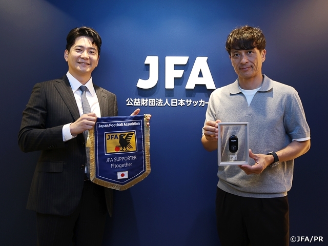 윤진성 핏투게더 대표(좌)와 미야모토 쓰네야스 일본축구협회(JFA) 회장(우)이 8월 1일 'JFA 서포터' 계약을 맺은 뒤 포즈를 취하고 있다. 사진=일본축구협회(JFA) 공식 홈페이지