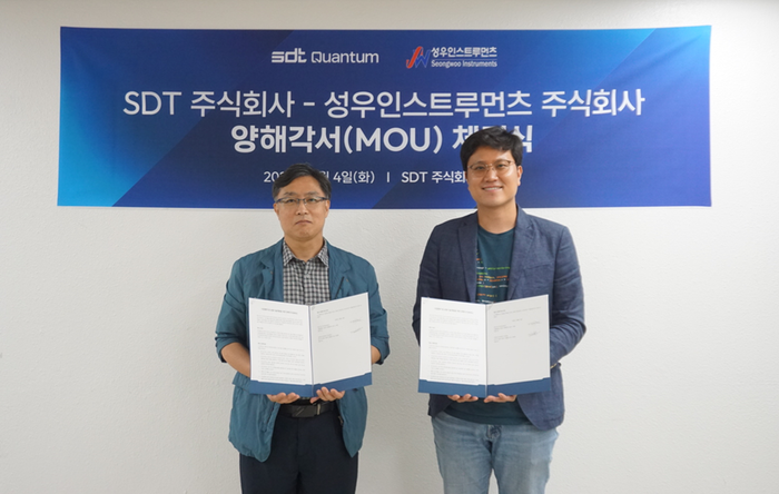 윤지원 SDT 대표(오른쪽)와 최성일 성우인스트루먼츠 대표는 지난 4일 국내 대학·연구기관 대상 양자 계측·제어장비 영업 협력 확대를 위한 업무협약(MOU)를 체결했다.