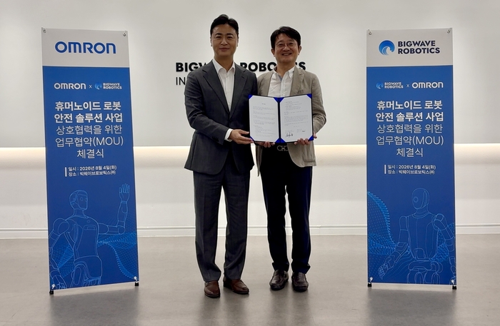 빅웨이브로보틱스와 한국오므론제어기기 관계자들이 MOU 체결 후 기념촬영을 하고 있다.
