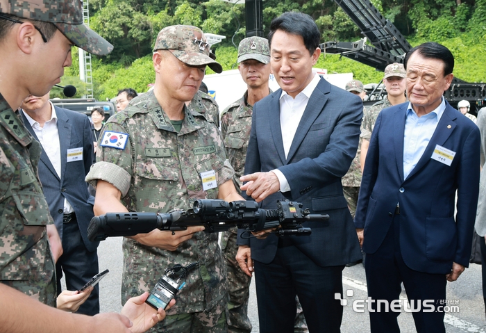 [포토] 군 장비 살펴보는 오세훈 서울시장