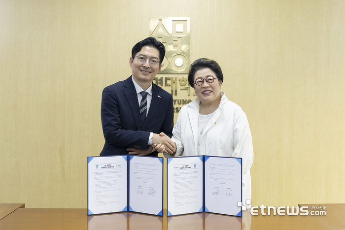 최백준 틸론 대표(왼쪽)와 김종희 상명대학교 총장이 MOU 후 악수를 나누고 있다. 〈틸론 제공〉