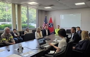 마샤 블랙번(Marsha Blackburn) 미국 연방 상원의원이 프로젝트 크루서블 부지에서 이승호 고려아연 사장 등 관계자들과 간담회를 갖고 있다.