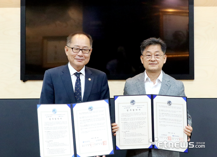 이재용 영남이공대 총장(왼쪽)과 경북교육청 류시경 과장이 업무협약을 한뒤 기념촬영하고 있다.