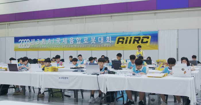 하드웨어와 소프트웨어를 모두 사용하는 AI 코딩 창작 종목 참가자들이 작품을 만들고 있다.