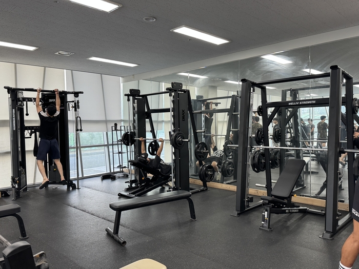 새롭게 단장한 체육관에서 학생들이 운동을 하고 있다.(사진=한국기술교육대)