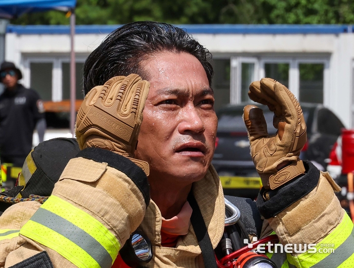 [포토] 땀 닦는 소방대원