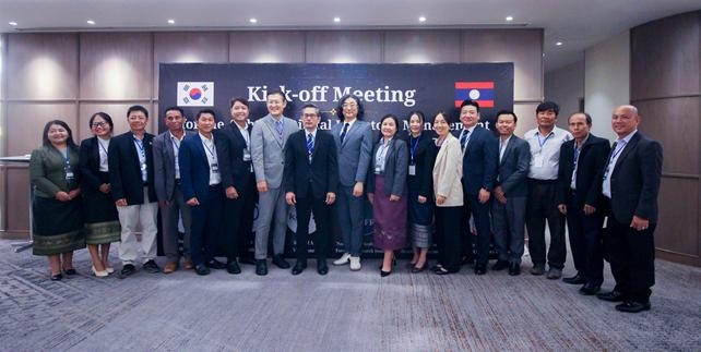 와이비즈 정승백 대표(가운데)가 '라오스 축산 디지털 개체관리 및 현대화 지원 사업' 관계자들과 기념촬영을 하고 있다. (사진=숭실대)