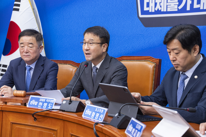 더불어민주당 한병도 대표 직무대행 겸 원내대표가 5일 국회에서 열린 최고위원회의에서 발언하고 있다. 연합뉴스