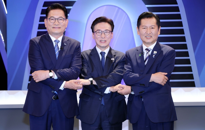 더불어민주당 송영길·김민석·정청래 당 대표 후보가 5일 서울 영등포구 여의도 KBS에서 열린 제2차 TV 토론회에 참석해 손을 잡으며 기념 촬영하고 있다. 국회사진기자단