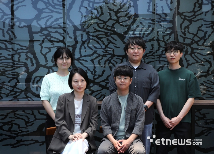 언지원 DGIST 뇌과학과 교수 연구팀. (앞줄 왼쪽부터) 엄지원 교수, 김동욱 박사, (뒷줄 왼쪽부터) 전영현 연구원, 김병찬 박사과정생, 김현호 박사