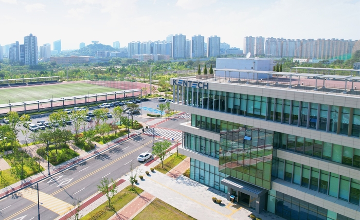 나주 빛가람혁신도시에 위치한 세계 유일의 에너지 분야 특화 국립 연구중심 대학인 한국에너지공과대학교. 전력반도체와  AI, 에너지 신소재, 차세대 전력망 등 미래 핵심기술 연구를 선도하고 있다