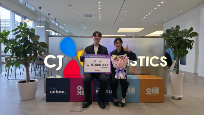 시상 후 기념촬영(사진=서울시립대)