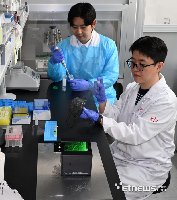 [포토] 칙 뿌리면 5분만에 반짝... KIST 차세대 바이러스 진단 플랫폼 개발