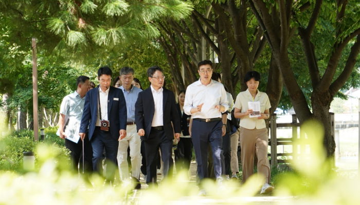 6일 박은식 산림청장(사진 앞줄 가운데)과 최원용 평택시장(앞줄 오른쪽)이 평택 도시바람길숲을 방문해 폭염 저감 효과와 관리 방안에 대해 논의하고 있다.