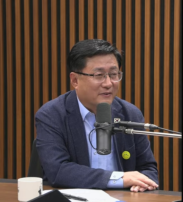 김성환 기후에너지환경부 장관이 6일 '전기국가 실현' 등 주요 국정과제를 설명하고 있다. 이미지 출처 : 유튜브 방송 김어준의 뉴스공장
