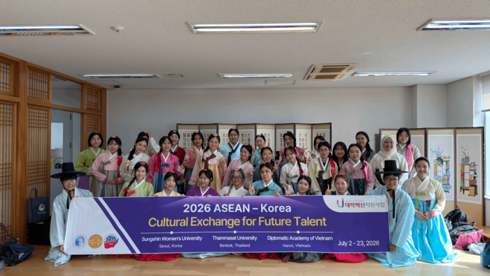 '2026학년도 하계 한-아세안 인재양성 및 문화교류 프로그램' 중 한국에서 진행된 한복·다도 체험 프로그램에 참여한 한국·태국·베트남 3개국 학생들이 기념 촬영을 하고 있다.(사진=성신여대)