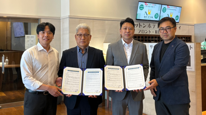 티핑과 일본 후쿠오카 서튼호텔 관계자들이 친환경 탈취 솔루션 협력을 위한 업무협약 체결 후 기념촬영을 했다. (사진 왼쪽부터) 서튼호텔 김명진 전무, 진규호 대표, 티핑 유민구 대표, 대전혁신센터 곽노섭 본부장