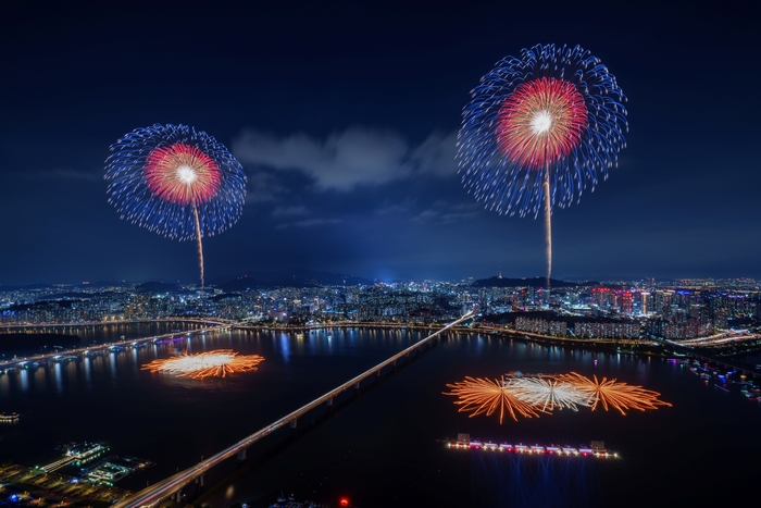 '한화와 함께하는 서울세계불꽃축제 2025'에서 선보인 ㈜한화의 불꽃