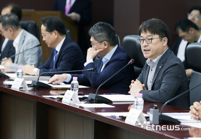 문신학 산업통상부 차관이 6일 서울 한국무역보험공사 대회의실에서 '제16차 소재·부품·장비 경쟁력강화위원회'를 주재하고 있다. 산업부 제공