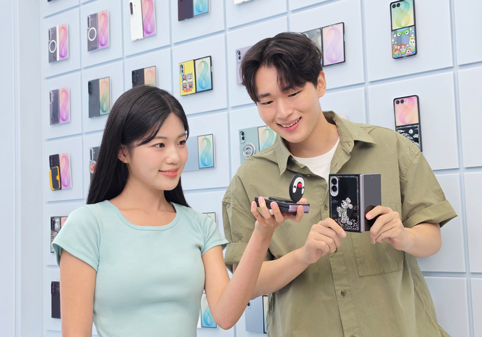 삼성전자 모델들이 갤럭시Z8시리즈를 소개하고 있다.