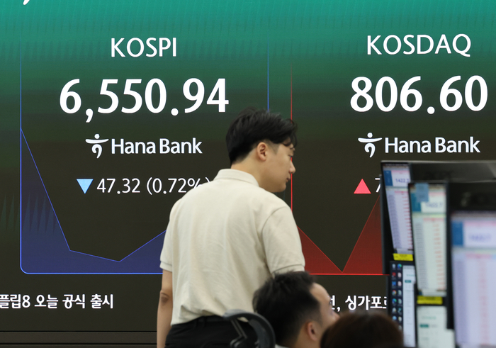 코스피가 하락 출발한 6일 서울 중구 하나은행 딜링룸에 코스피, 코스닥 지수가 표시돼있다. (사진=연합뉴스)