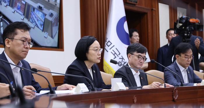 한성숙 국무총리가 6일 오전 서울 종로구 정부서울청사에서 열린 국가정책조정회의에서 발언하고 있다. (사진=연합뉴스)