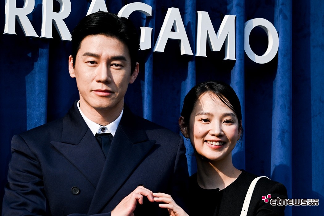 [ET포토] 김무열-윤승아, '멋짐과 아름다움이 교차하는 부부'