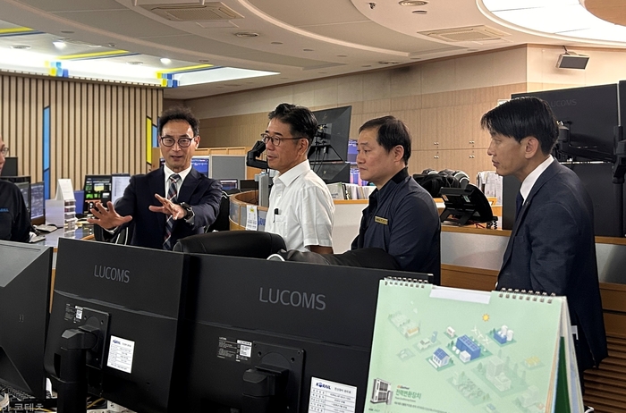 정용식 한국교통안전공단(TS) 이사장(왼쪽 두 번째)이 6일 서울 구로구 철도교통관제센터를 방문해 여름철 풍수해 대비 철도교통관제 운영 현황과 코레일·에스알(SR) 통합에 따른 관제 운영체계를 점검하고 있다. (사진=한국교통안전공단)