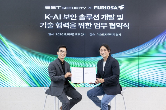 정상원 이스트시큐리티 대표(왼쪽)와 백준호 퓨리오사에이아이 대표는 지난 6일 '차세대 K-AI 보안 솔루션 개발 및 기술 협력을 위한 업무협약'을 체결했다. (사진=이스트시큐리티)