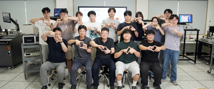 국립목포대 반도체공학과 교수와 학생들이 반도체 소자 특성 분석실에서 포즈를 취하고 있다.