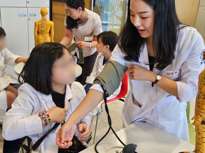 인천자생한방병원이 지역 초·중학생 대상으로 개최한 '2026 진로직업체험 프로그램'에서 학생들이 한의치료에 대해 교육받고 있다. (사진=인천자생한방병원)