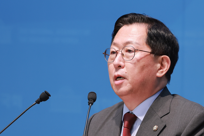 국회 국방위원인 국민의힘 유용원 의원이 7일 국회 소통관에서 '정치적 목적으로 추진되는 이재명 정부의 국군사관학교 설립 추진 규탄 및 각 군 전문성을 기반으로 한 장교 양성체계 마련 촉구 결의안' 발의 기자회견을 하고 있다. 사진=연합뉴스