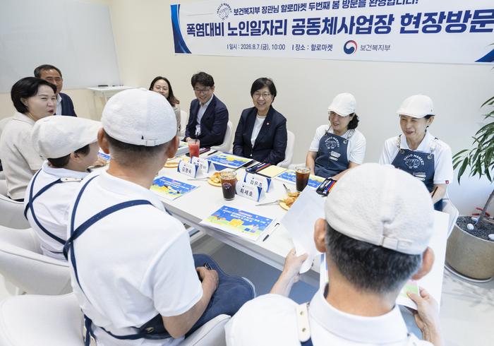 정은경 보건복지부 장관이 지난 7일 서울 강동구 '할로마켓 두 번째 봄'을 방문해 폭염 상황에서 실내 운영 중인 노인일자리 사업장을 점검했다. (사진=보건복지부)