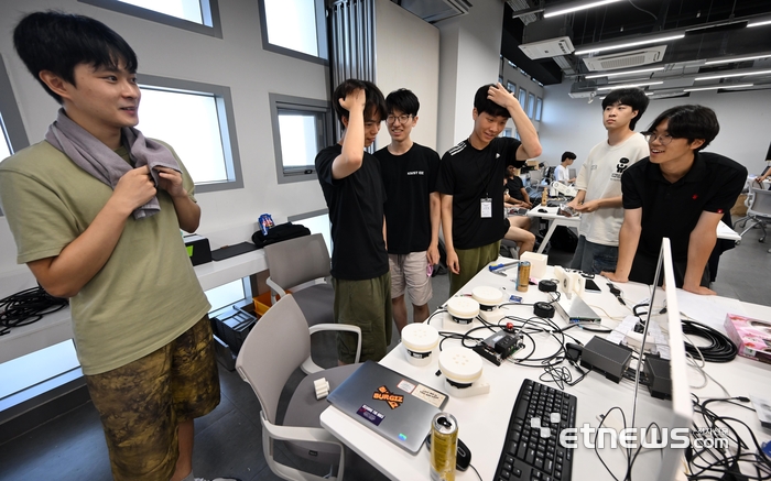 제1회 로봇 해커톤 종료를 하루 앞둔 7일 각 팀 참가학생들이 모여 엔젤로보틱스의 액추에이터 모듈 팩트 구동 방식에 대해 논의하고 있다.