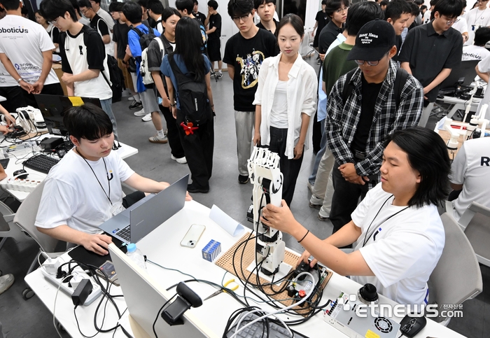 제1회 로봇 해커톤 종료일인 8일 KAIST 로버디 팀이 참관객에게 인간과 상호작용하는 로봇 손 '로버디'를 살펴보고 있다.