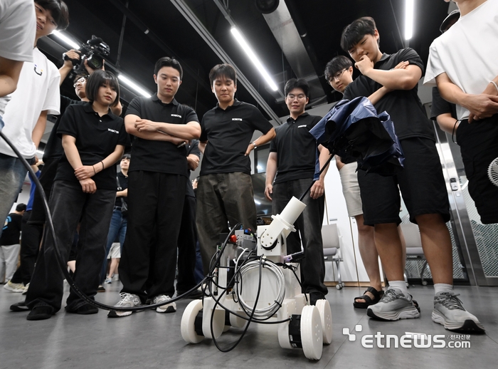 제1회 로봇 해커톤 종료일인 8일 일반인 심사위원들이 KAIST 바스티온 팀의 양산 로봇 '해피'를 살펴보고 있다.