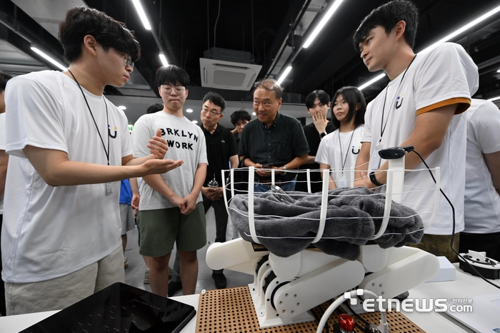 제1회 로봇 해커톤 종료일인 8일 서울대 시그마 팀이 참관객에게 아기 요람 로봇 '토닥'을 소개하고 있다.