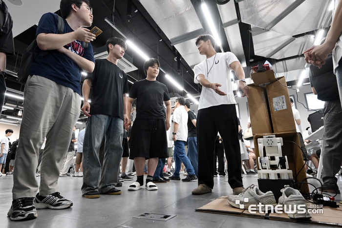 제1회 로봇 해커톤 종료일인 8일 서울대 SNU 팀이 참관객에게 신발 정리 로봇 '신발렛'을 소개하고 있다.