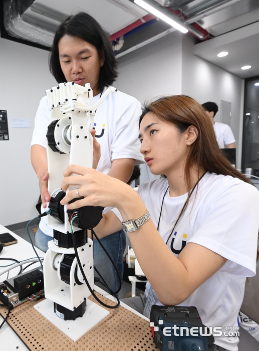 제1회 로봇 해커톤 종료일인 8일 KAIST 로버디 팀이 인간과 상호작용하는 로봇 손 '로버디' 마지막 점검에 나서고 있다.