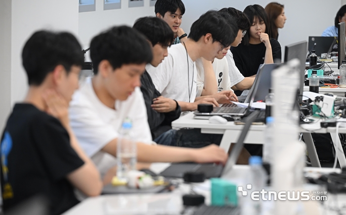 주제가 발표된 5일 참가 학생들이 제작할 로봇을 구상하고 있다.